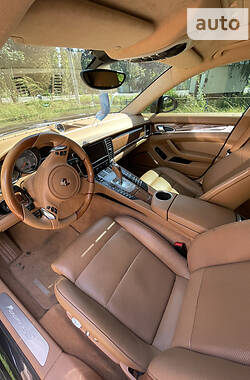 Седан Porsche Panamera 2010 в 