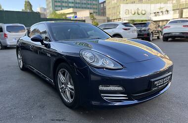 Седан Porsche Panamera 2013 в Києві