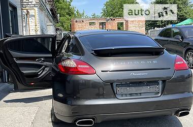 Седан Porsche Panamera 2013 в Тернополе