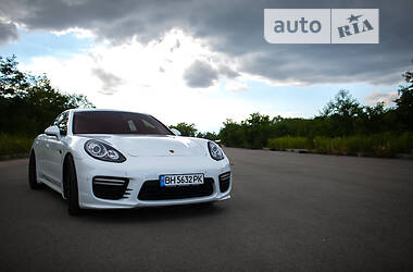 Седан Porsche Panamera 2013 в Киеве