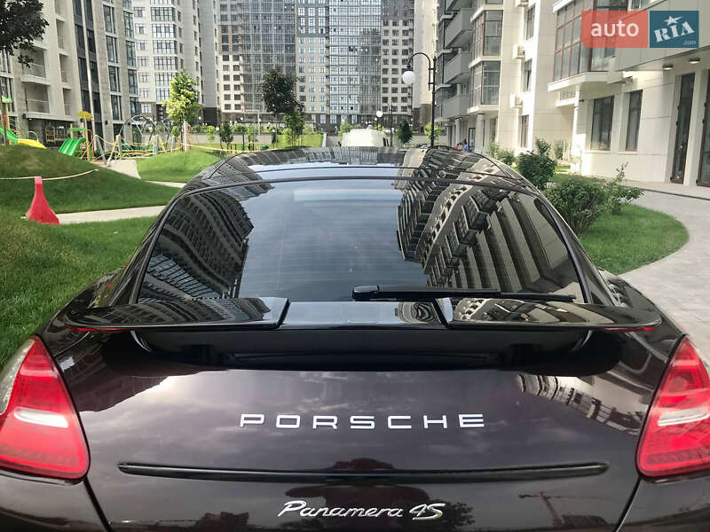 Седан Porsche Panamera 2010 в Киеве