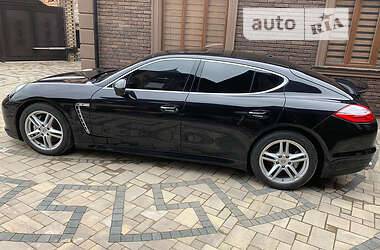 Седан Porsche Panamera 2010 в Новоселице