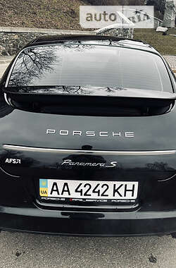 Фастбэк Porsche Panamera 2009 в Киеве