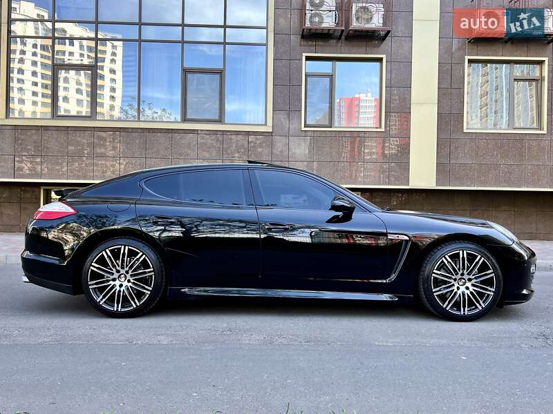 Седан Porsche Panamera 2012 в Одессе