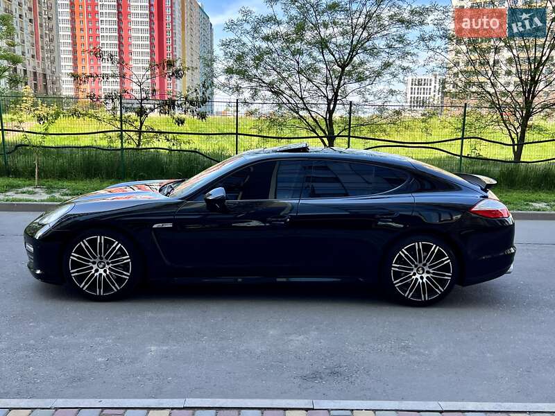 Седан Porsche Panamera 2012 в Одессе