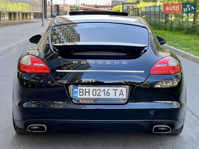 Седан Porsche Panamera 2012 в Одессе