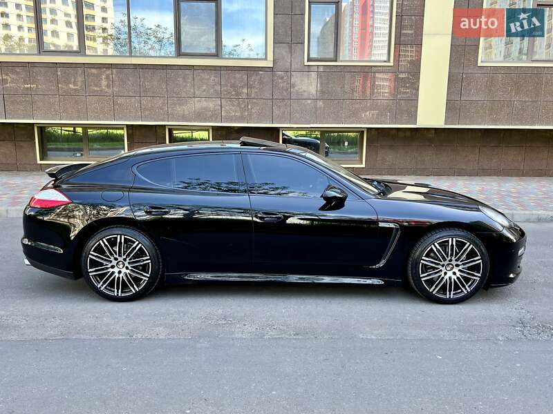 Седан Porsche Panamera 2012 в Одессе