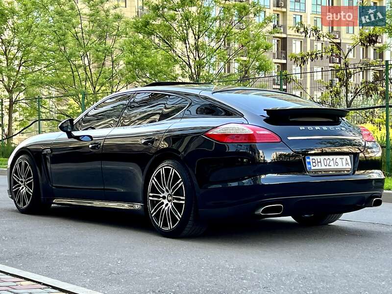 Седан Porsche Panamera 2012 в Одессе