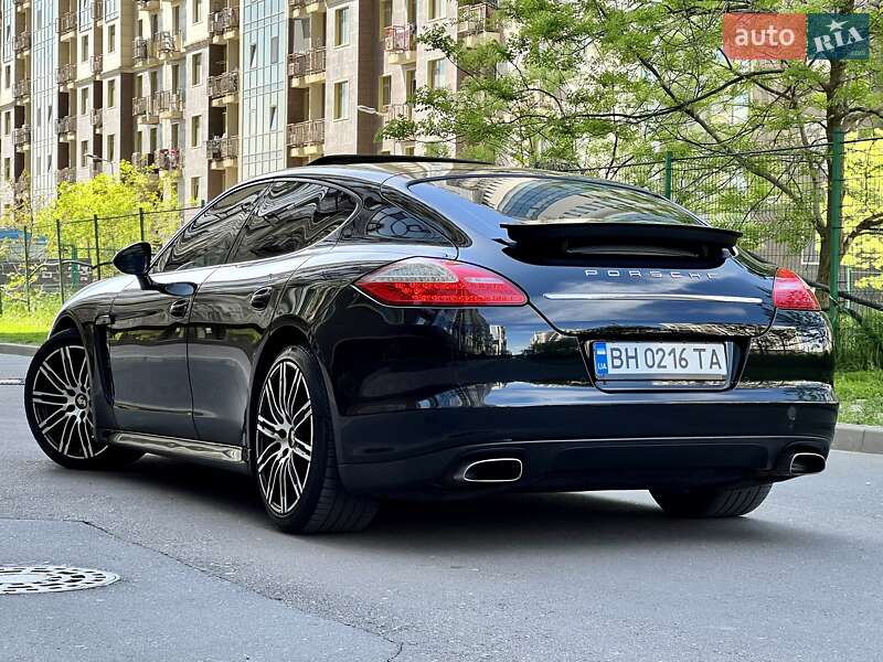 Седан Porsche Panamera 2012 в Одессе