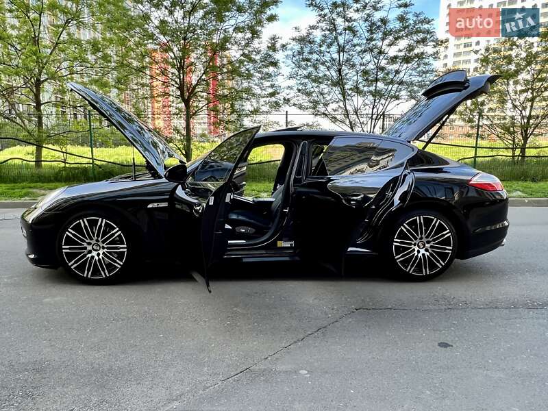 Седан Porsche Panamera 2012 в Одессе