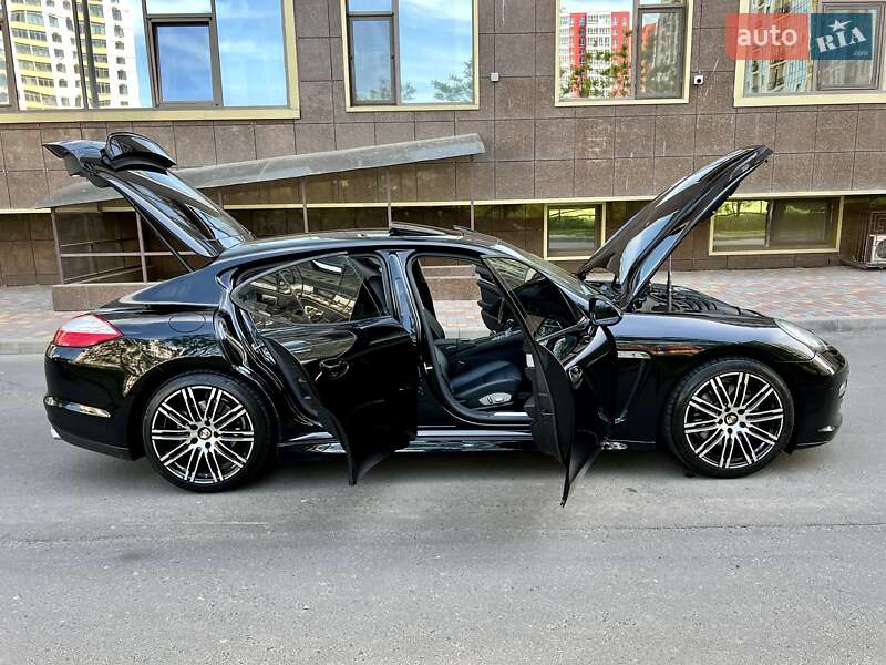 Седан Porsche Panamera 2012 в Одессе