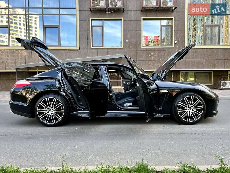 Седан Porsche Panamera 2012 в Одессе
