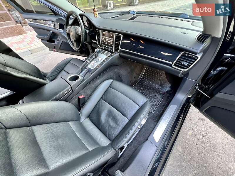 Седан Porsche Panamera 2012 в Одессе