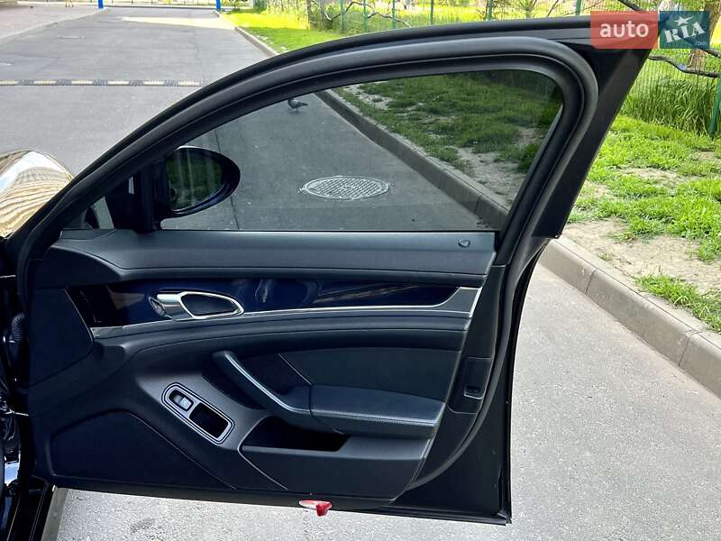 Седан Porsche Panamera 2012 в Одессе