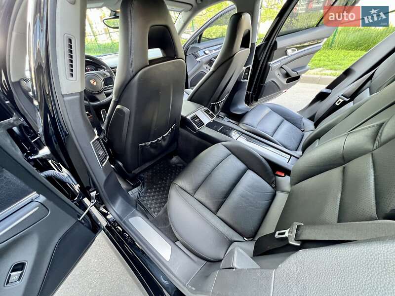 Седан Porsche Panamera 2012 в Одессе