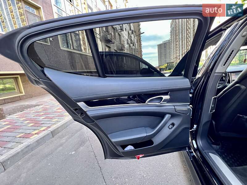 Седан Porsche Panamera 2012 в Одессе