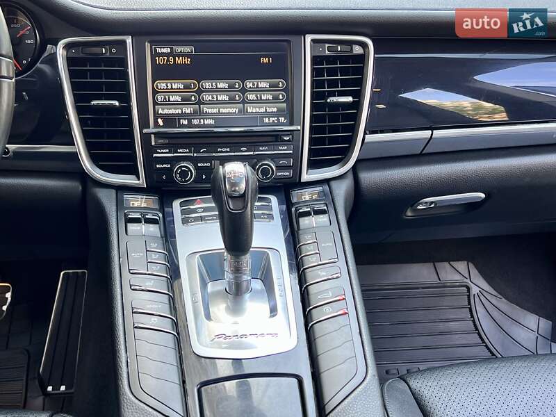 Седан Porsche Panamera 2012 в Одессе