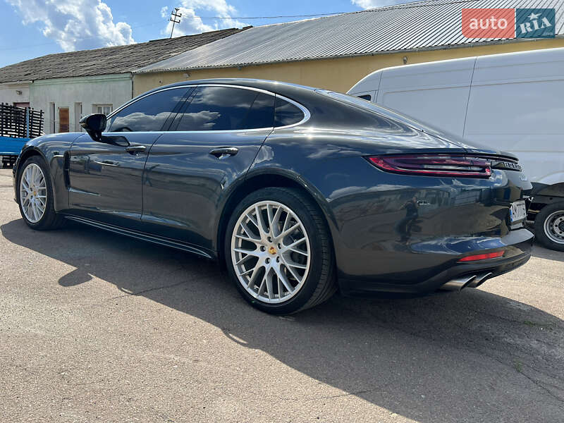 Фастбэк Porsche Panamera 2017 в Житомире
