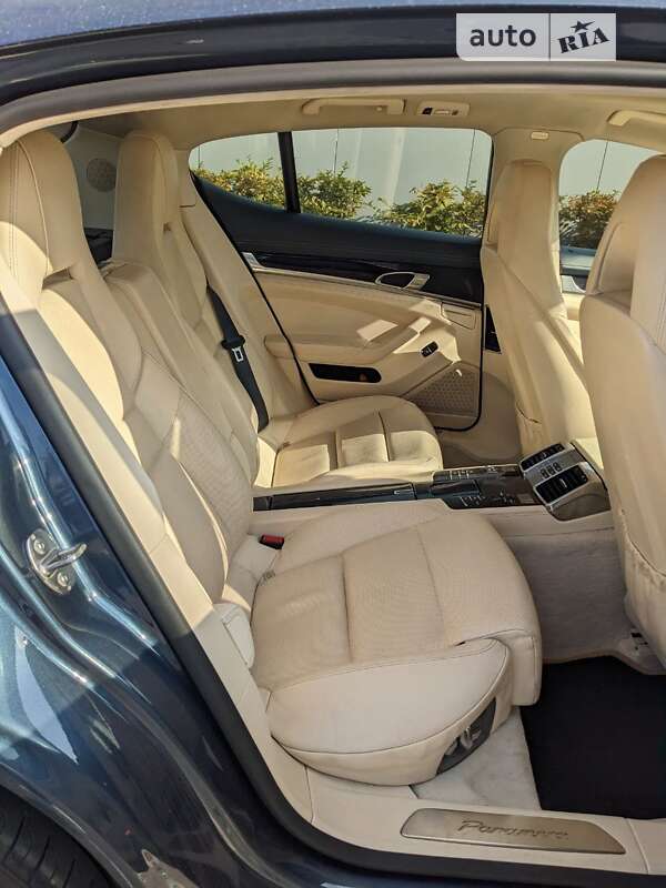 Фастбек Porsche Panamera 2010 в Києві