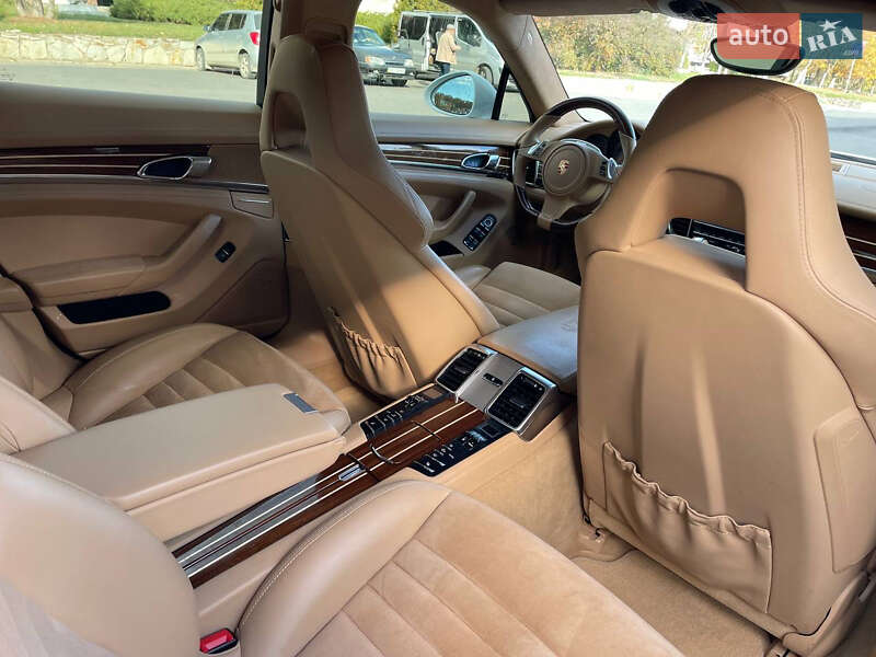Фастбэк Porsche Panamera 2013 в Новоднестровске