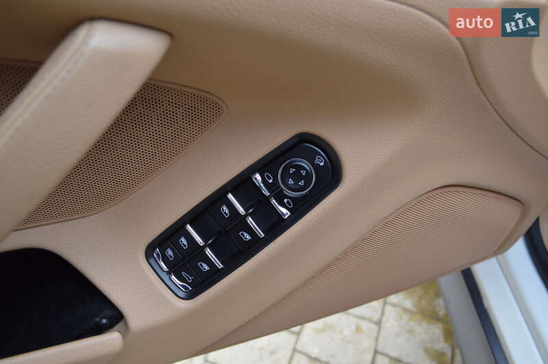 Фастбэк Porsche Panamera 2011 в Львове