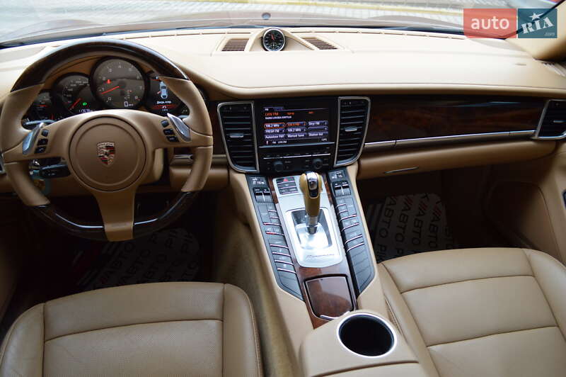 Фастбэк Porsche Panamera 2011 в Львове