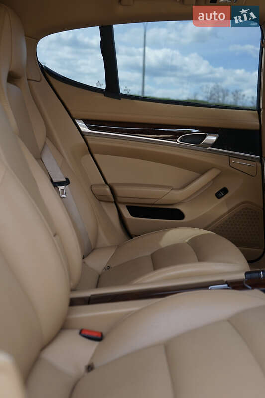 Фастбэк Porsche Panamera 2011 в Одессе