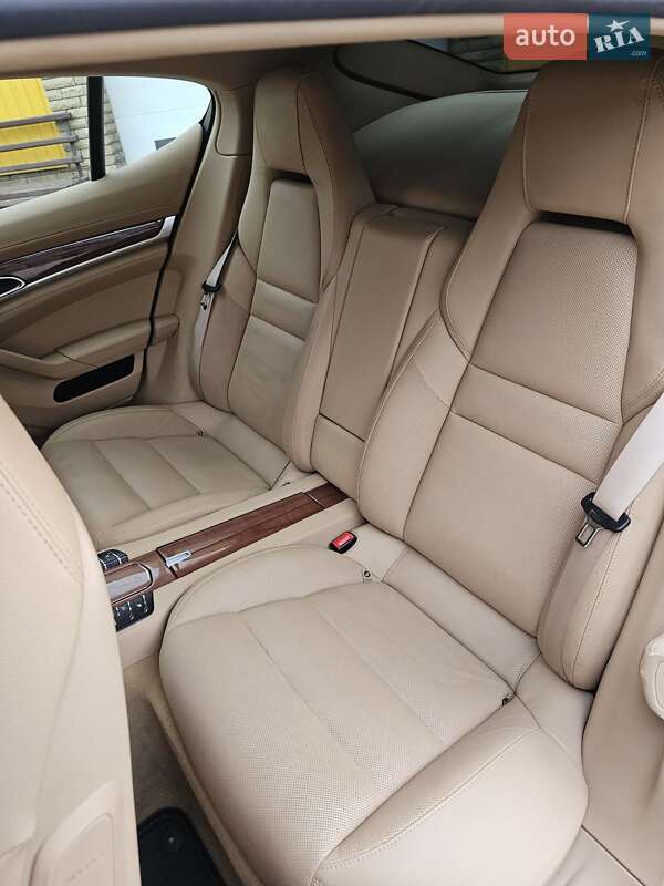 Фастбек Porsche Panamera 2013 в Черкасах