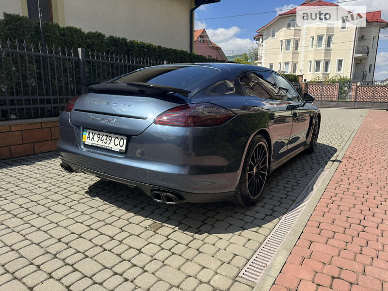 Фастбэк Porsche Panamera 2012 в Черновцах