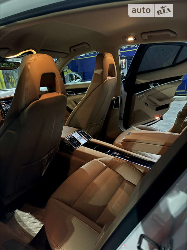 Фастбэк Porsche Panamera 2011 в Одессе