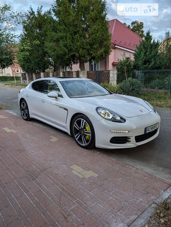 Фастбек Porsche Panamera 2014 в Ужгороді фото Фастбек Porsche Panamera 2014 в Ужгороді