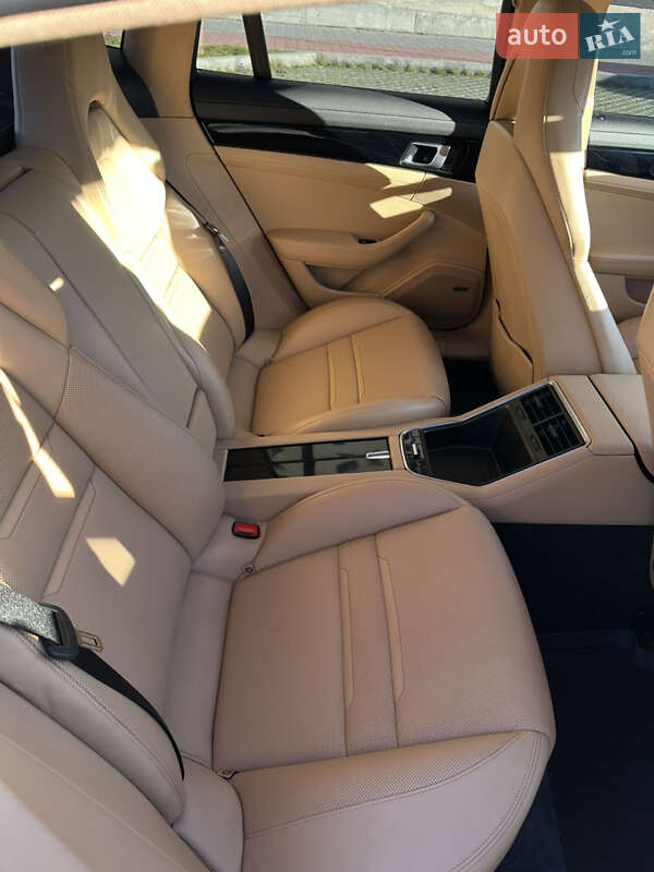 Фастбек Porsche Panamera 2017 в Львові