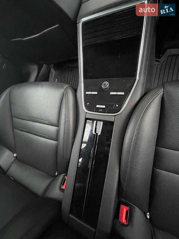 Фастбэк Porsche Panamera 2018 в Львове