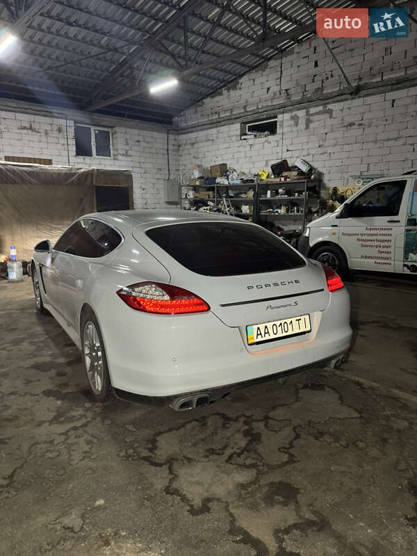 Фастбэк Porsche Panamera 2010 в Киеве