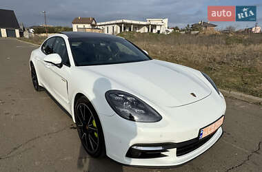 Фастбэк Porsche Panamera 2018 в 