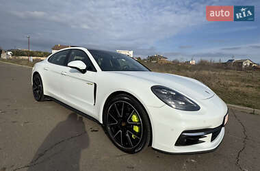 Фастбэк Porsche Panamera 2018 в 