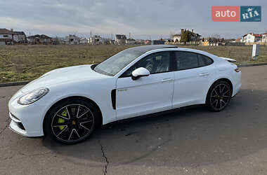 Фастбэк Porsche Panamera 2018 в 