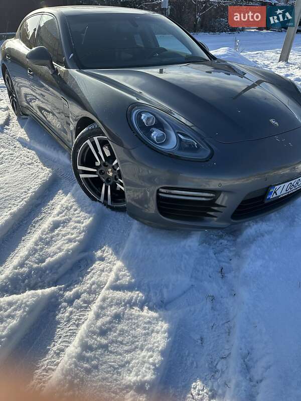 Фастбэк Porsche Panamera 2013 в Ворзеле