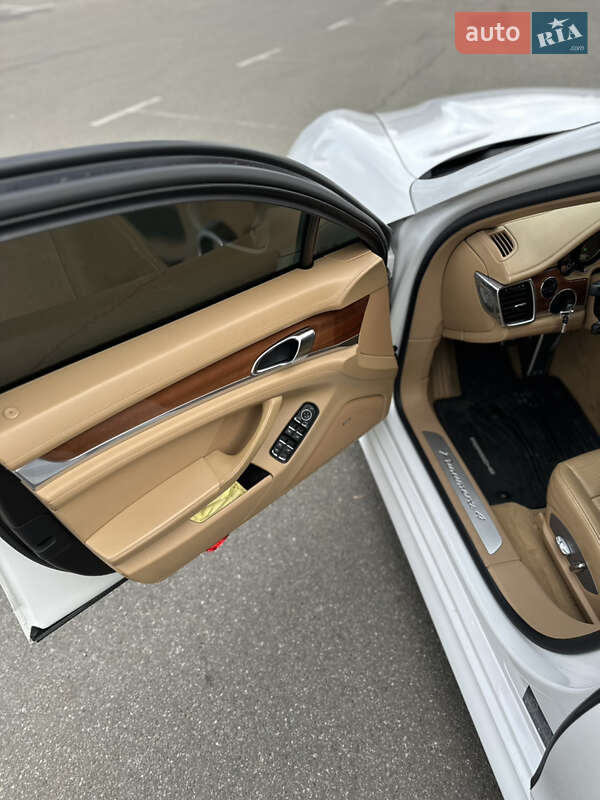 Фастбэк Porsche Panamera 2010 в Киеве