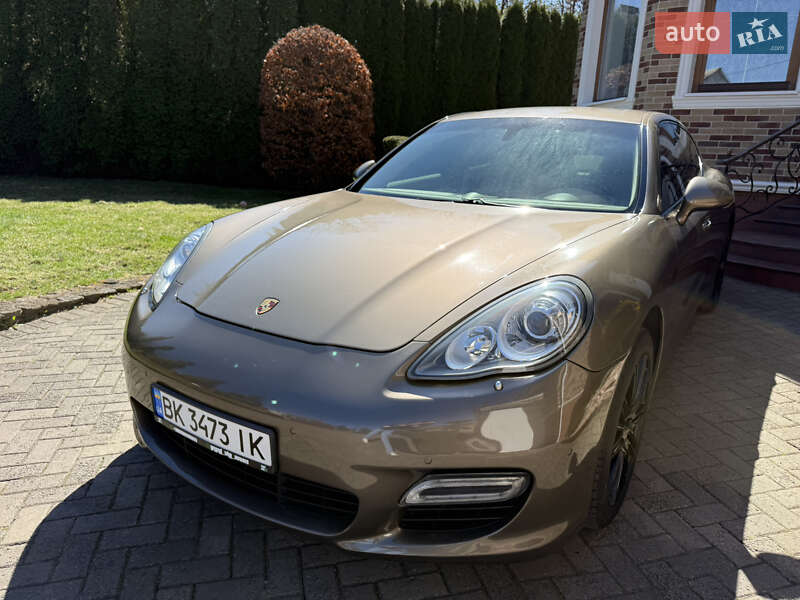 Фастбэк Porsche Panamera 2011 в 