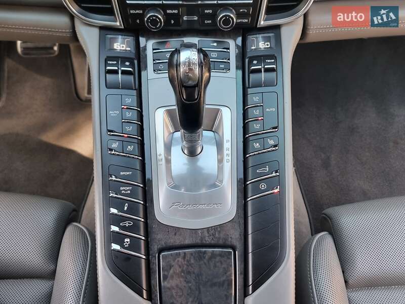 Фастбек Porsche Panamera 2011 в Києві
