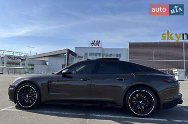 Фастбек Porsche Panamera 2018 в 