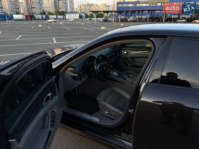 Фастбек Porsche Panamera 2011 в Києві