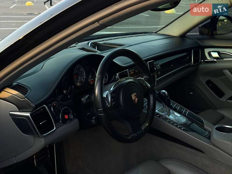 Фастбек Porsche Panamera 2011 в Києві