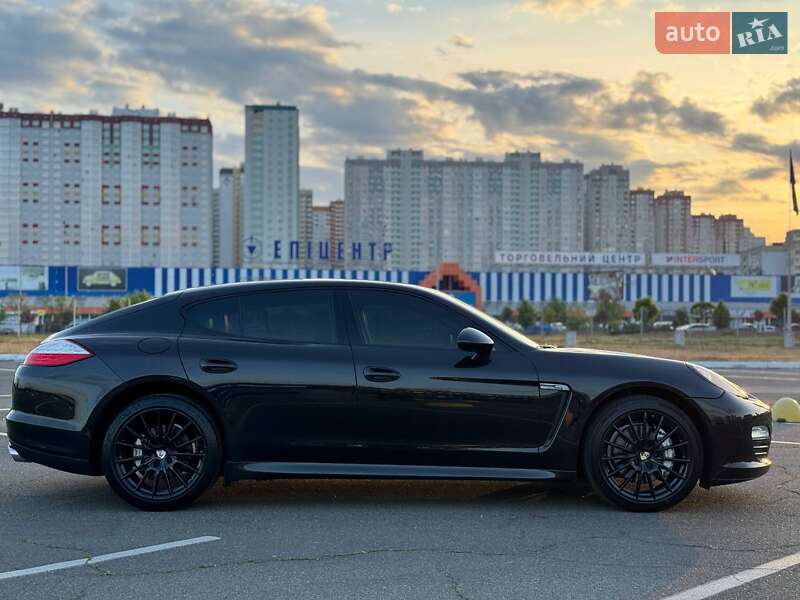 Фастбек Porsche Panamera 2011 в Києві