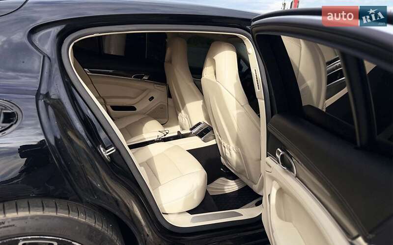 Фастбек Porsche Panamera 2014 в Мукачевому