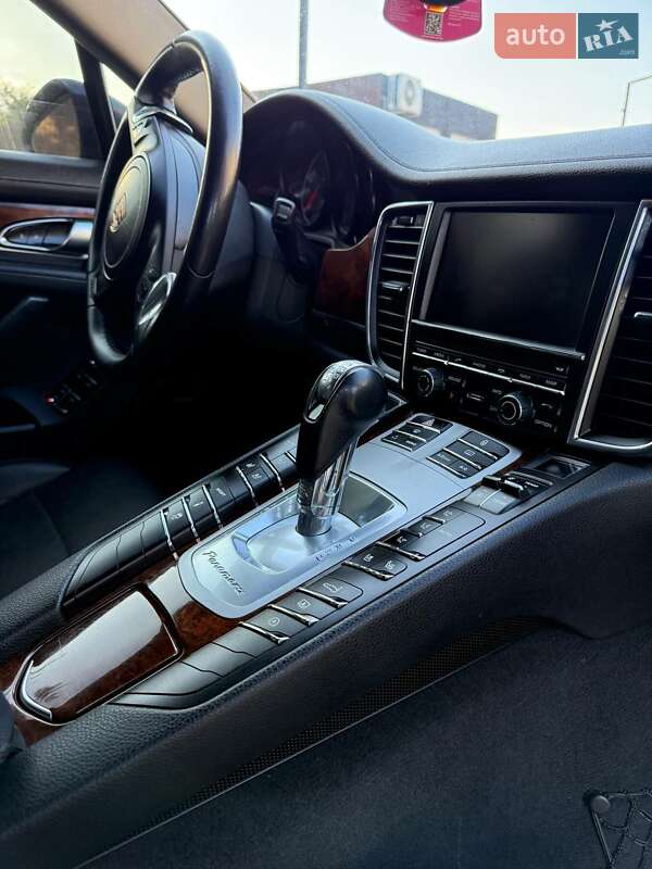 Фастбэк Porsche Panamera 2012 в Чернигове