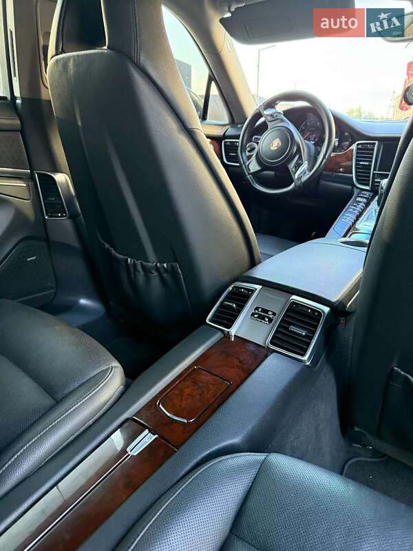 Фастбэк Porsche Panamera 2012 в Чернигове