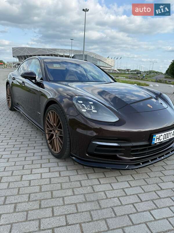 Фастбэк Porsche Panamera 2018 в Львове