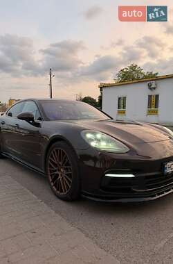 Фастбэк Porsche Panamera 2018 в 